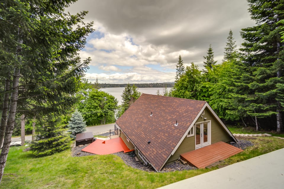 Tree-Lined Hayden Home w/ Hot Tub & Lake Views! House in Kootenai County