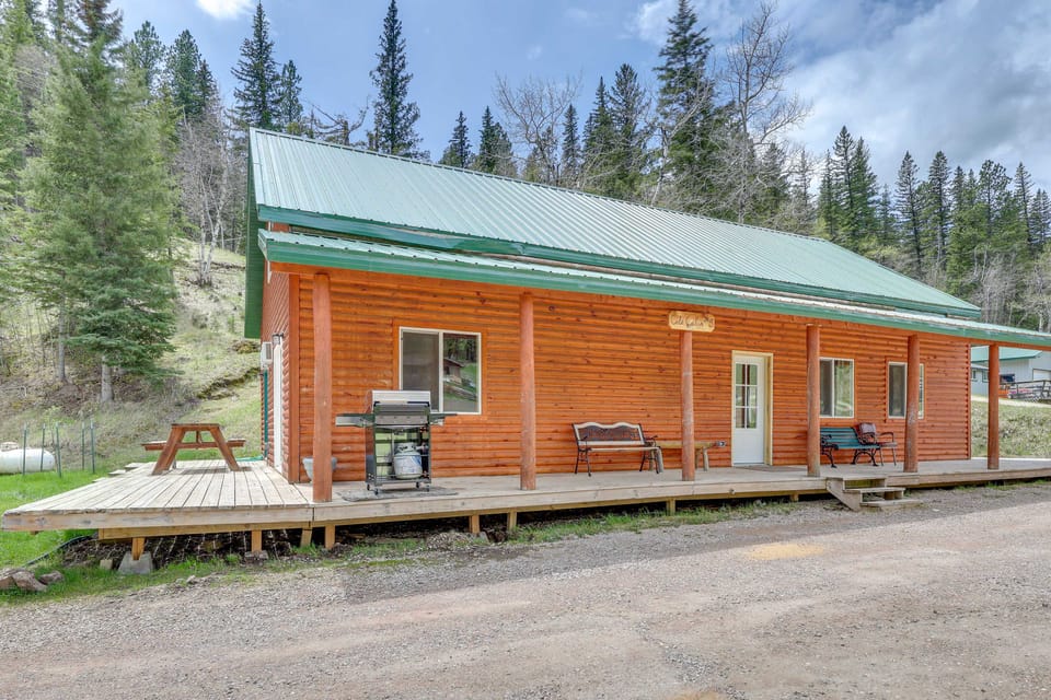 Deck + BBQ: Pet-Friendly Cabin Near Sturgis Rally House in North Lawrence