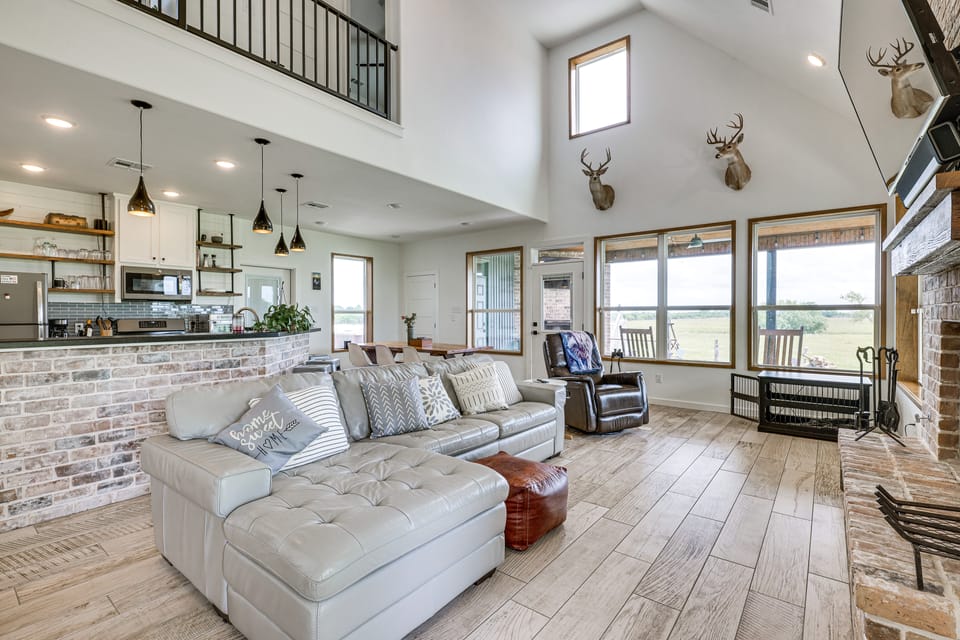 Modern Bryan Farmhouse on 1 Acre w/ Hot Tub! House in Bryan