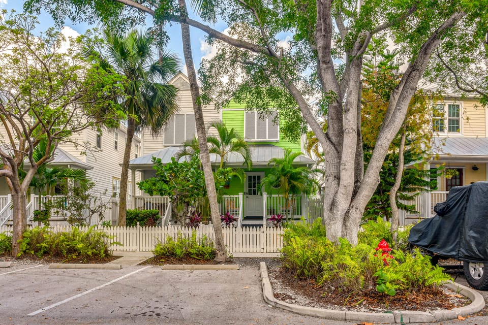 Golf Course Oasis w/ Private Yard, 5 Mi to Duval! House in Stock Island