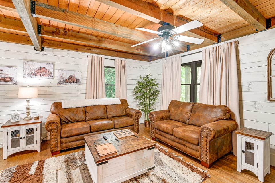Peaceful Mt Juliet Cabin w/ Patio & Fire Pit House in Mount Juliet