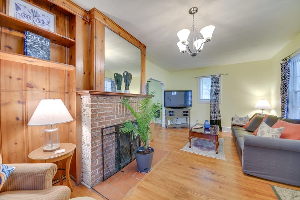 Charming Hampton Home ~ 7 Mi to Buckroe Beach! House in Hampton