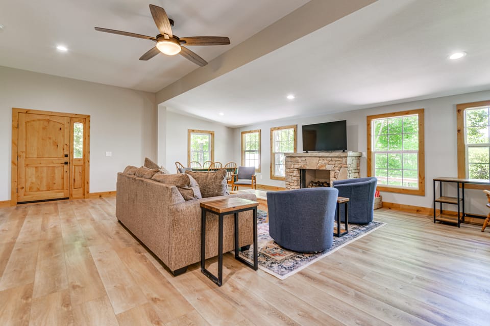 Pet-Friendly Waynesville Cabin w/ Deck & Mtn Views House in Tennessee