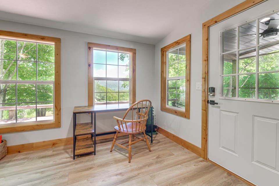 Pet-Friendly Waynesville Cabin w/ Deck & Mtn Views House in Tennessee