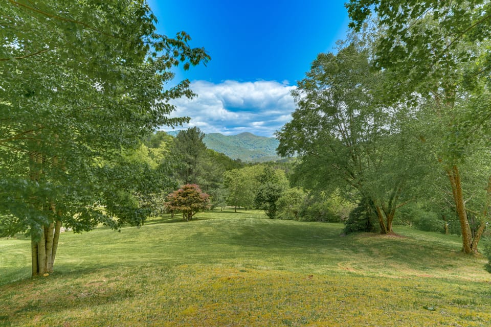 Pet-Friendly Waynesville Cabin w/ Deck & Mtn Views House in Tennessee