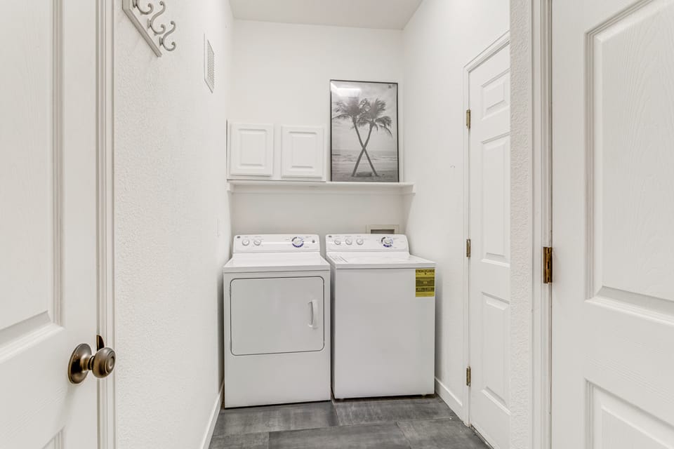 Seasonal Pool, Balcony: Quiet & Cozy Aurora Condo! Apartment in Aurora