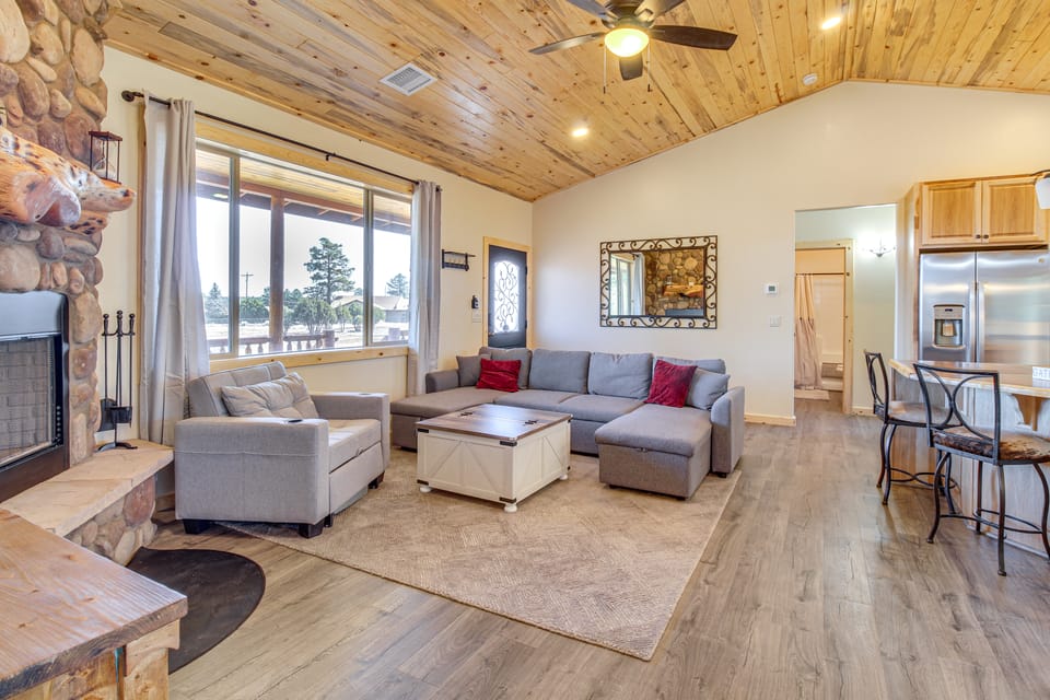 Hike + Snow Play! Overgaard Home w/ Fireplace House in Heber-Overgaard