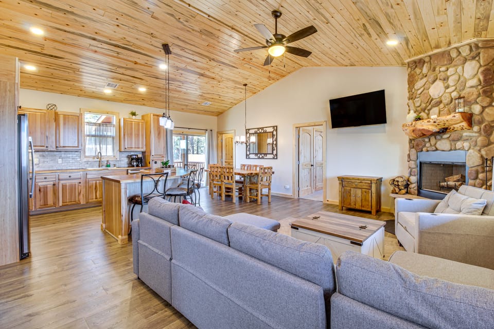 Hike + Snow Play! Overgaard Home w/ Fireplace House in Heber-Overgaard