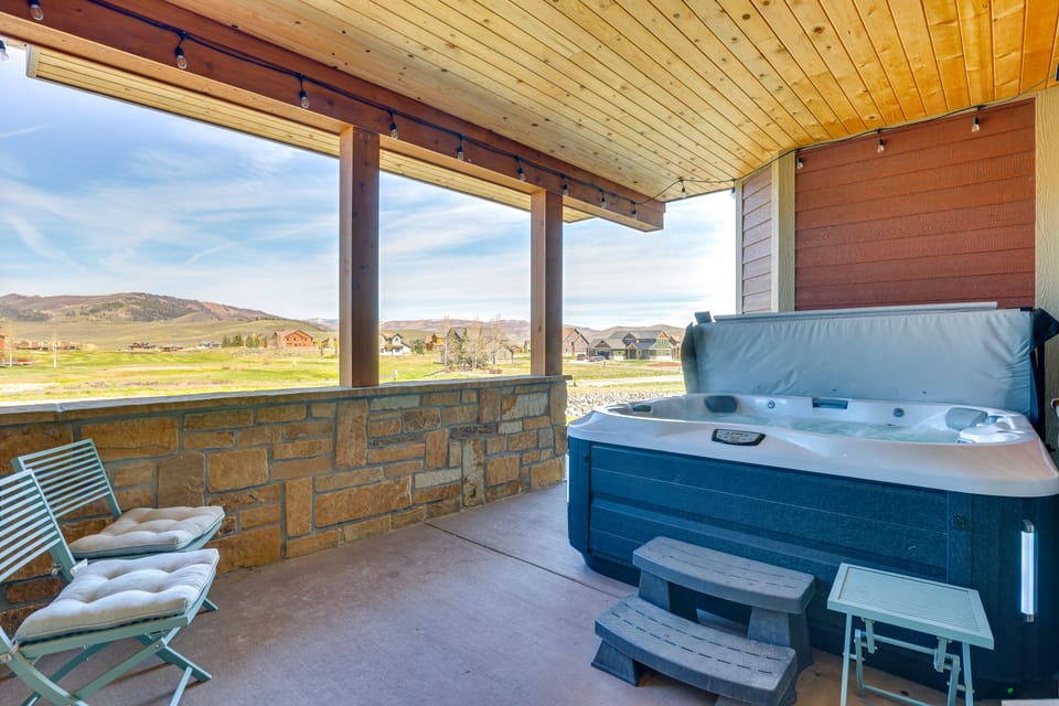 Hot Tub & Mtn Views: Townhome in Granby! Apartment in Granby