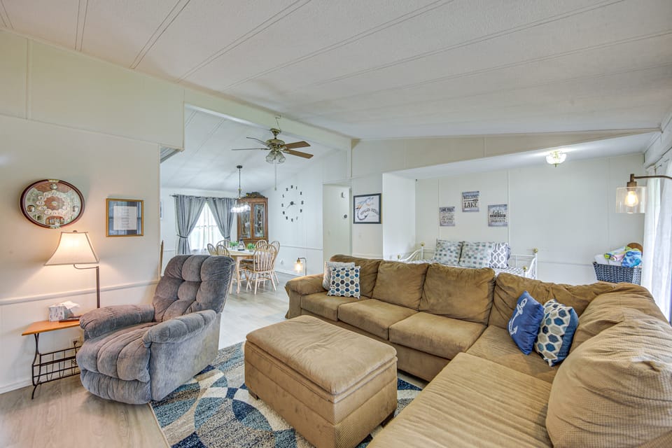 Lakefront Gun Barrel City Home w/ Dock & Deck House in Gun Barrel City