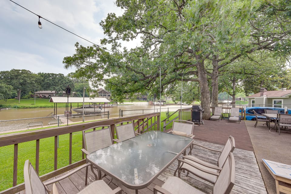 Lakefront Gun Barrel City Home w/ Dock & Deck House in Gun Barrel City