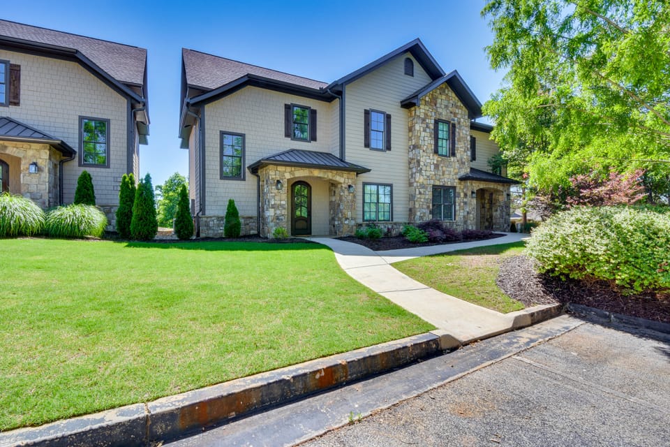Toccoa Condo on Golf Course w/ Patio & Grill Apartment in Lake Hartwell