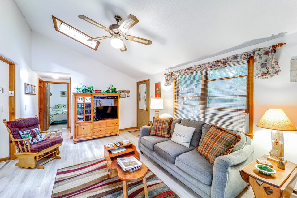 Lake & Pool Access! Outdoorsy Getaway in Newland House in Tennessee