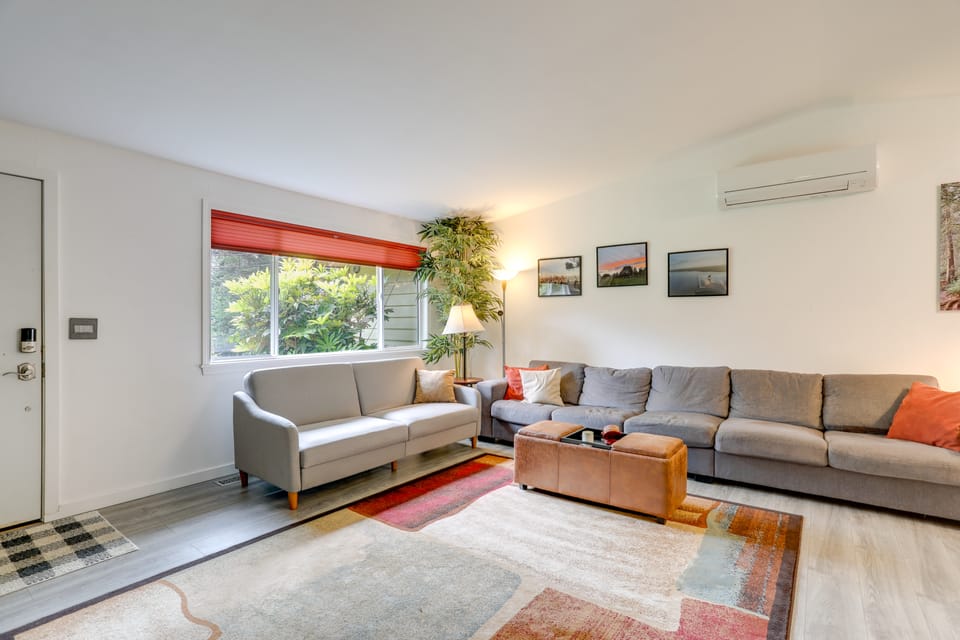 3 Mi to Lake Sammamish! Pet-Friendly Home w/ Deck House in Lake Sammamish