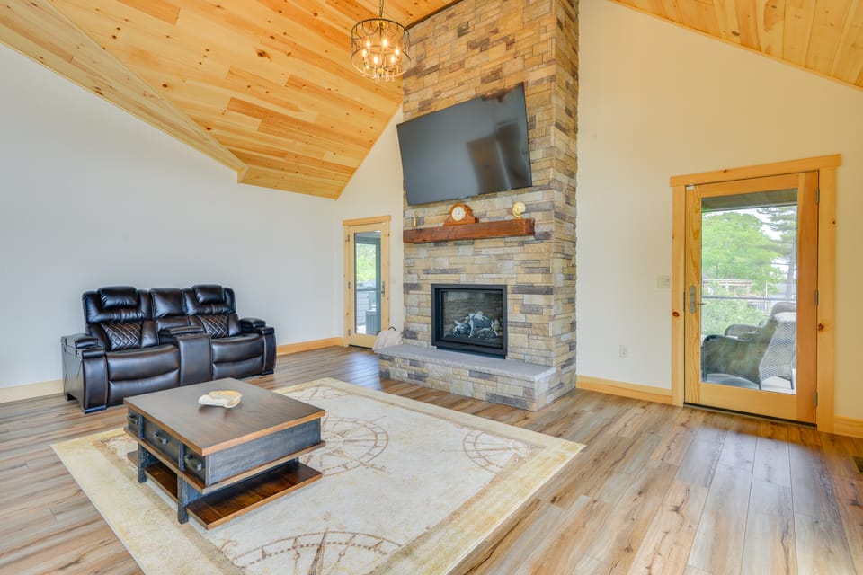 Hot Tub & Dock: Waterfront Wellesley Island Home! Cottage in Wellesley Island