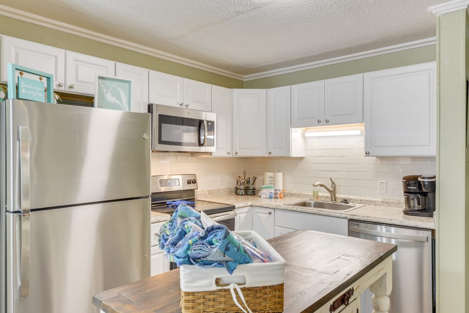1 Mi to Beach, Pool Access: Hilton Head Island Gem Apartment in Hilton Head Island