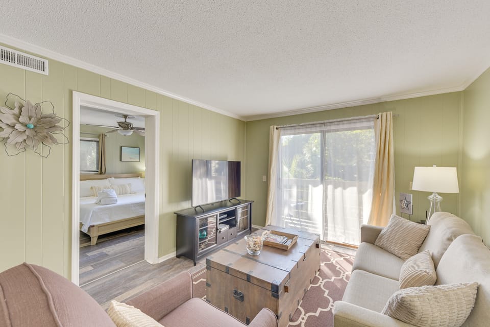 1 Mi to Beach, Pool Access: Hilton Head Island Gem Apartment in Hilton Head Island