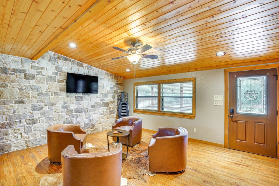 Deck & Fire Pit: Unique Pottsboro Haven House in Lake Texoma