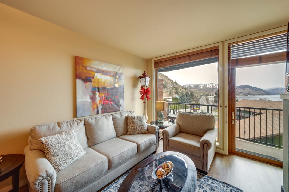 Pool, Hot Tub, & Beach Access! Chelan Family Haven Apartment in Chelan (In Town)