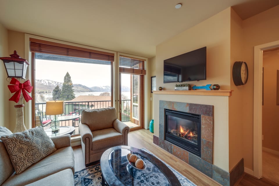Pool, Hot Tub, & Beach Access! Chelan Family Haven Apartment in Chelan (In Town)