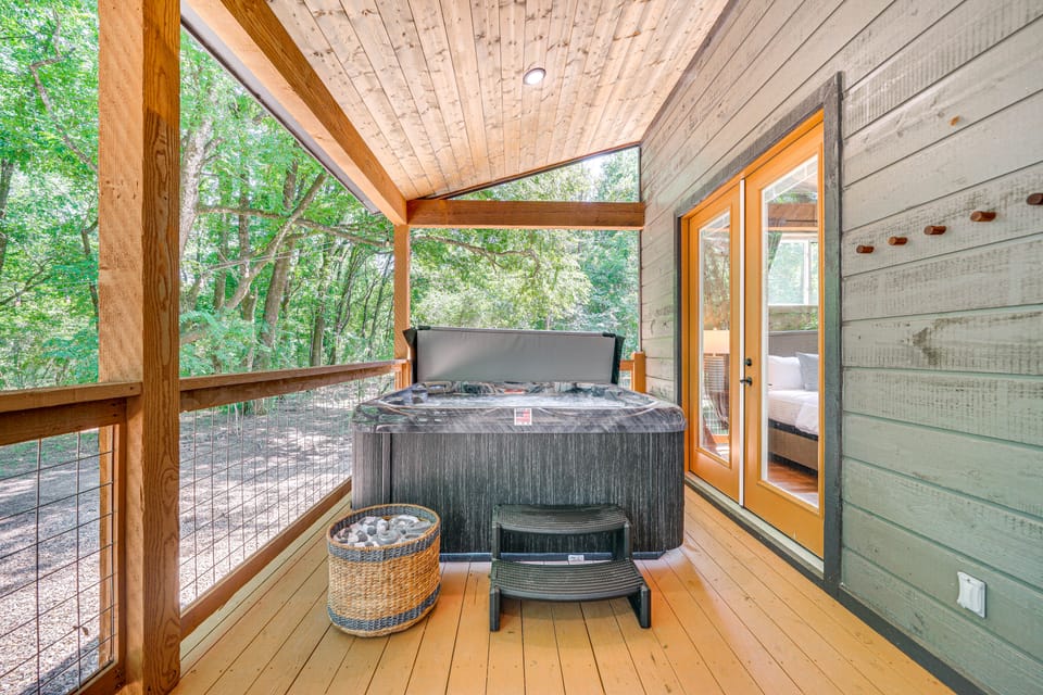 Scenic Riverfront Escape: Outdoor Oasis w/ Hot Tub House in Arkansas