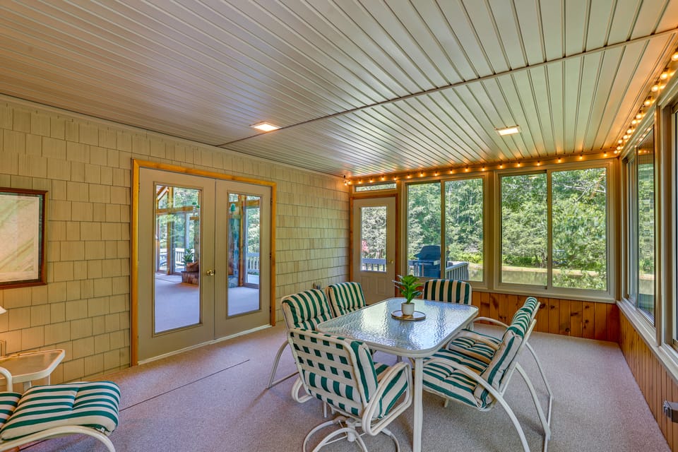 Pennsylvania Cabin Hideaway: Hot Tub & Deck! House in Pennsylvania