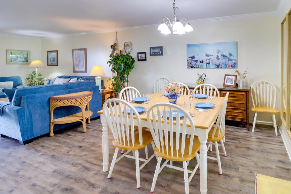 Oceanfront Carolina Beach Condo, Steps to Shore! Apartment in Carolina Beach