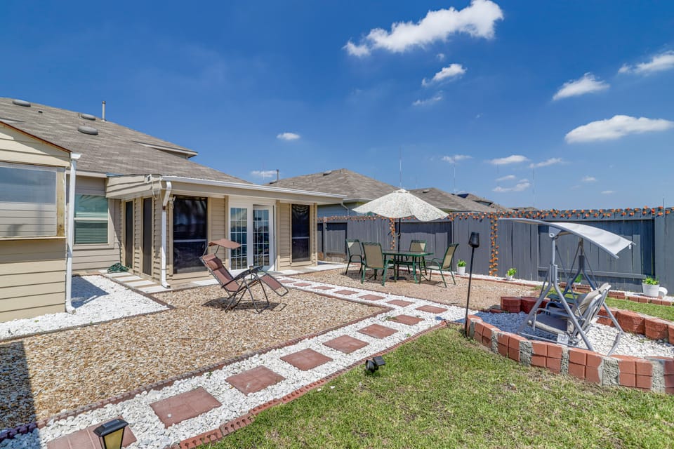 Welcoming Home ~ 16 Mi to Downtown Houston! House in Houston