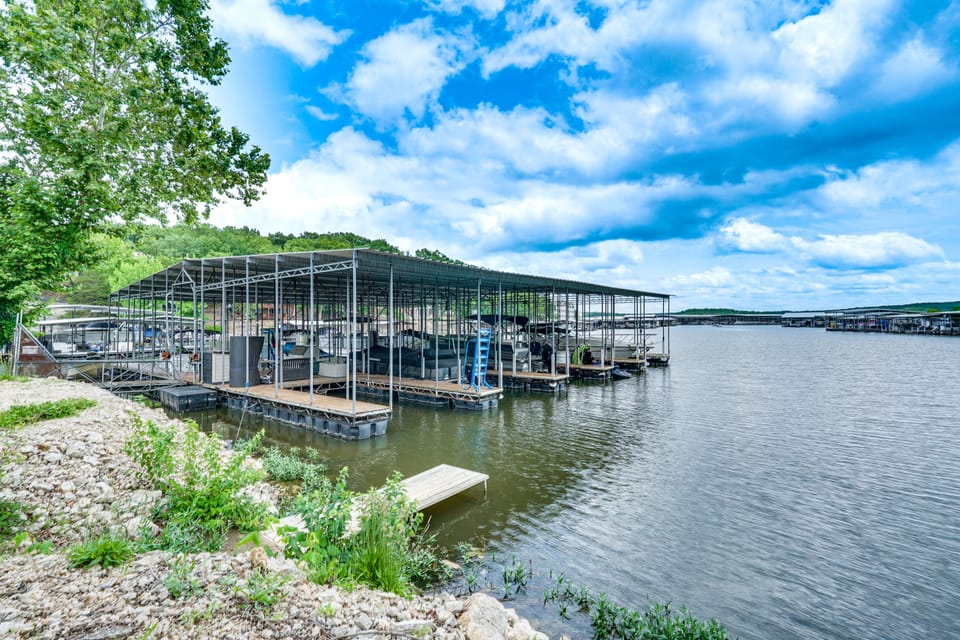 Kayaks, Boat Slip, Game Room, Calm Cove, Great Loc Apartment in Osage Beach
