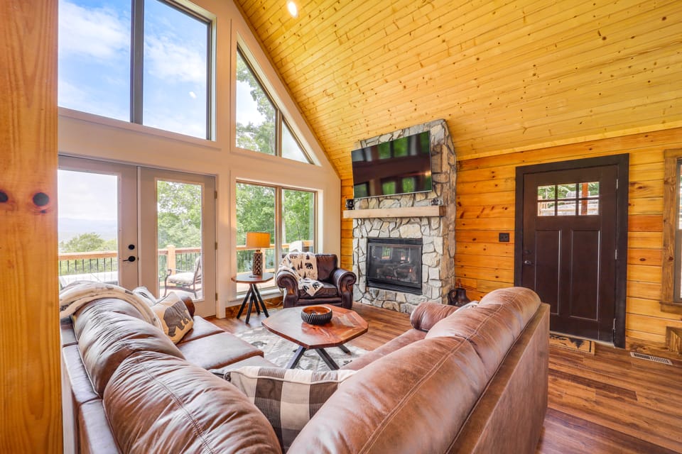 Mountain-View Fleetwood Retreat w/ Deck & Grill House in Watauga