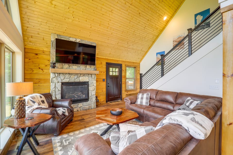 Mountain-View Fleetwood Retreat w/ Deck & Grill House in Watauga