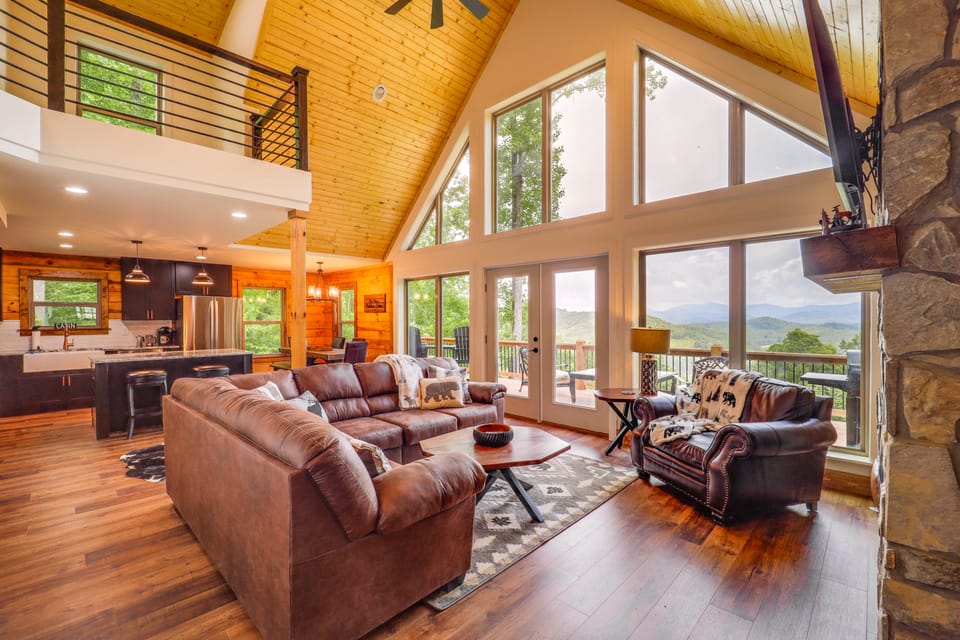 Mountain-View Fleetwood Retreat w/ Deck & Grill House in Watauga