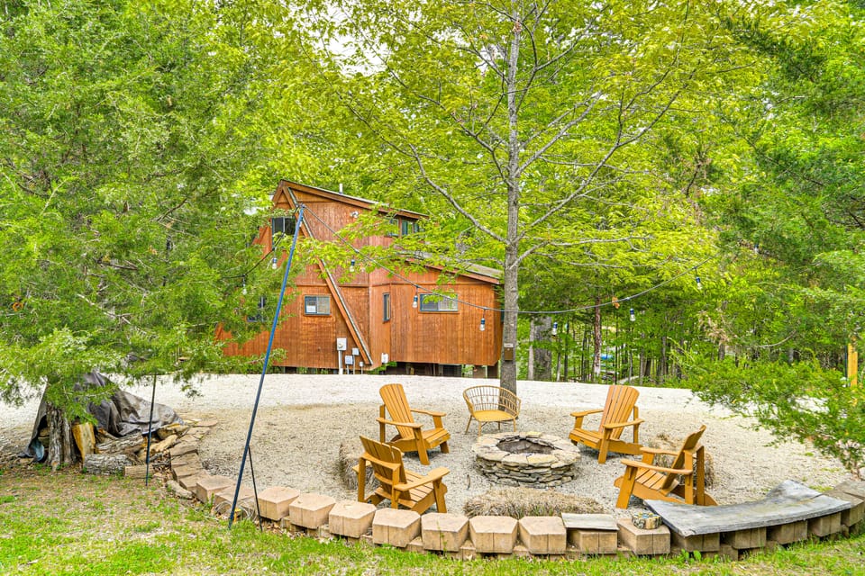 Hot Tub & Barrel Sauna: Lakefront Innsbrook Chalet House in Innsbrook