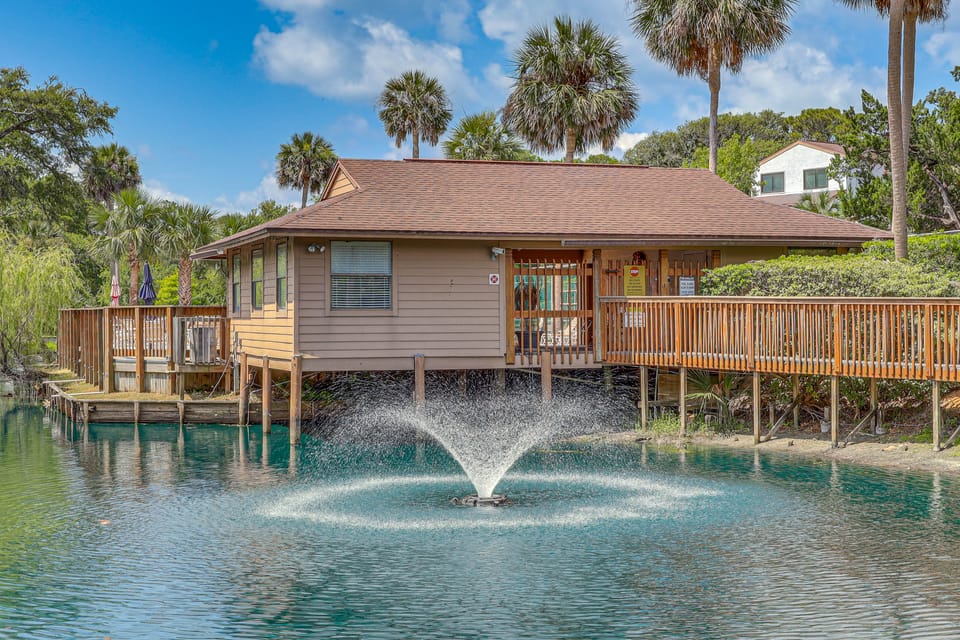 Amelia Island Condo w/ Pool Access: Walk to Beach! Apartment in Fernandina Beach