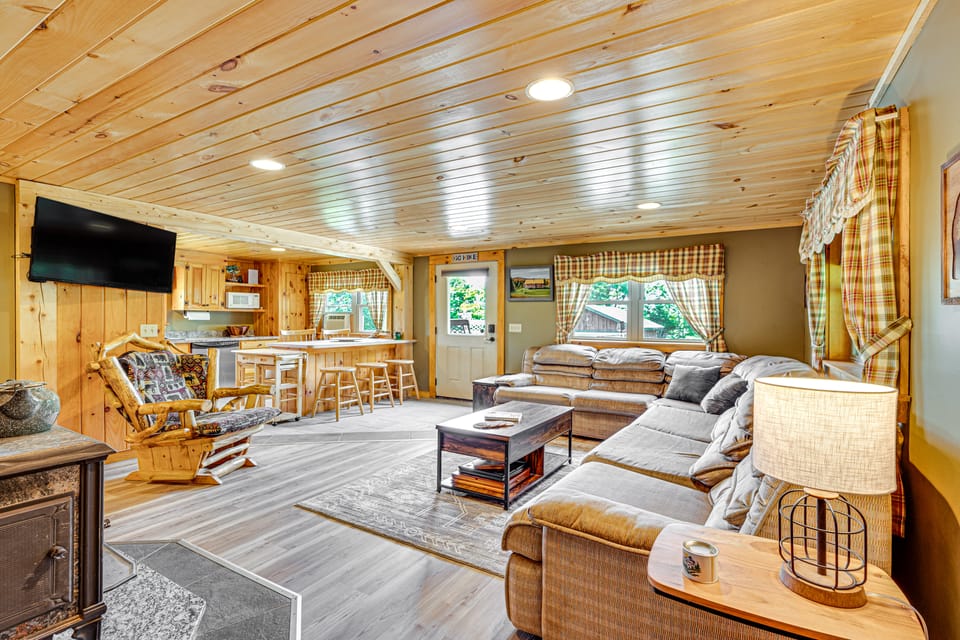 Rustic Cabin in West Danville w/ Deck & Fire Pit! House in Danville