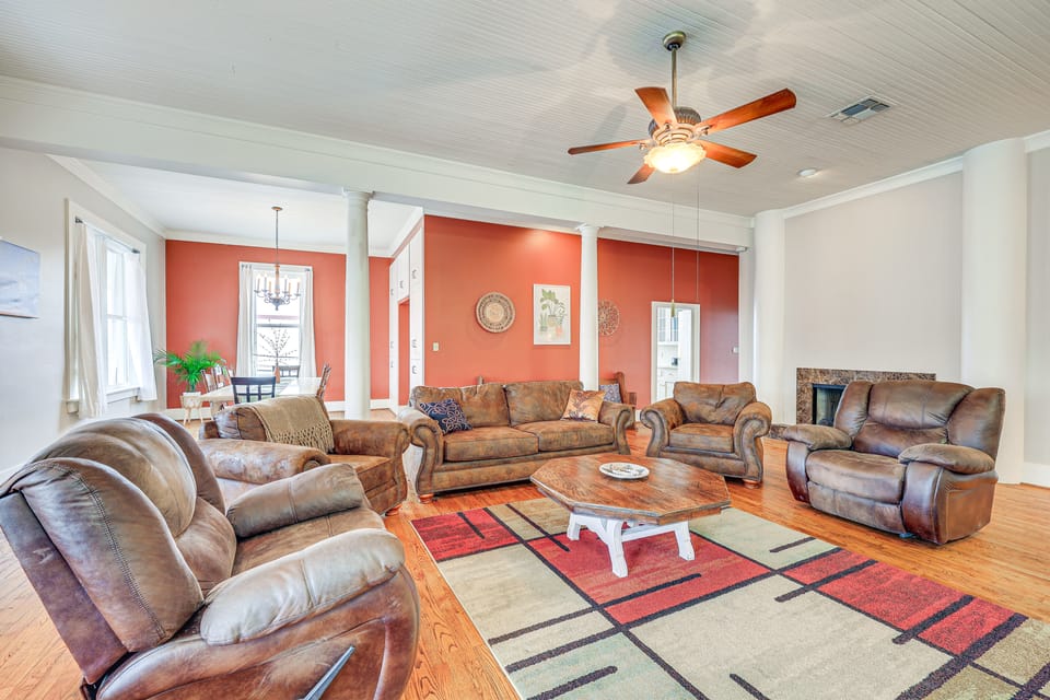 'The Loft' - Historic Dtwn Hondo Apt w/ Balcony Apartment in Rio Grande