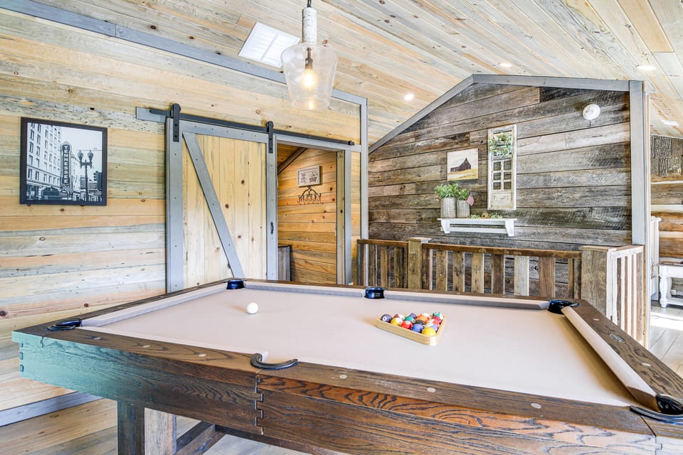 Hot Tub + Pool Table: 3-Story Gatlinburg Cabin! House in Gatlinburg