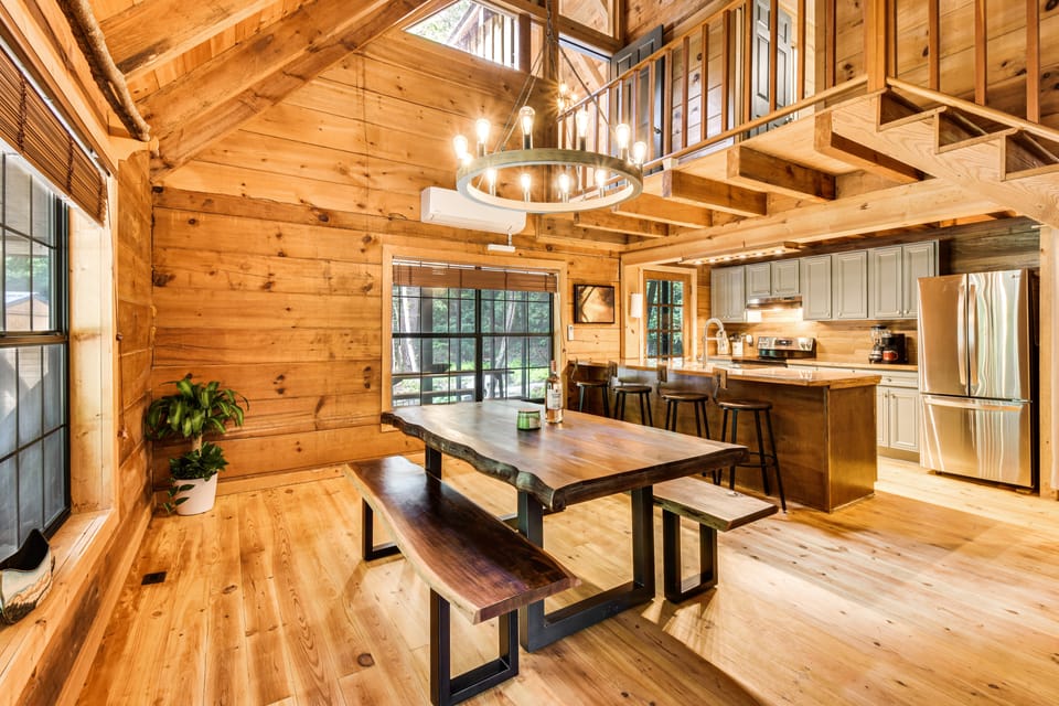 Luxury Creekside Cabin w/ Hot Tub, Near Helen! House in White County