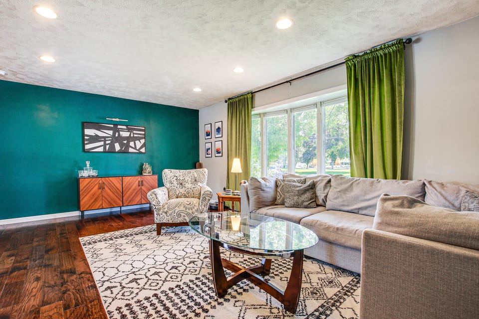 2 Mi to Dtwn: Canal-Front W/ Deck, Dock, Kayak House in Oshkosh
