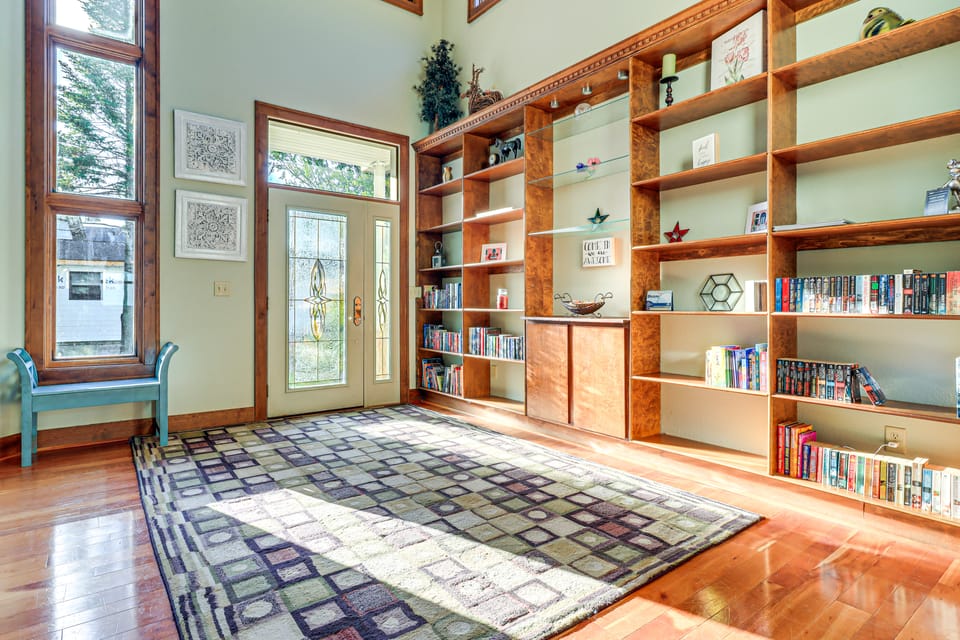 Great Lake Erie Getaway w/ Hot Tub & Private Beach House in Jerusalem Township