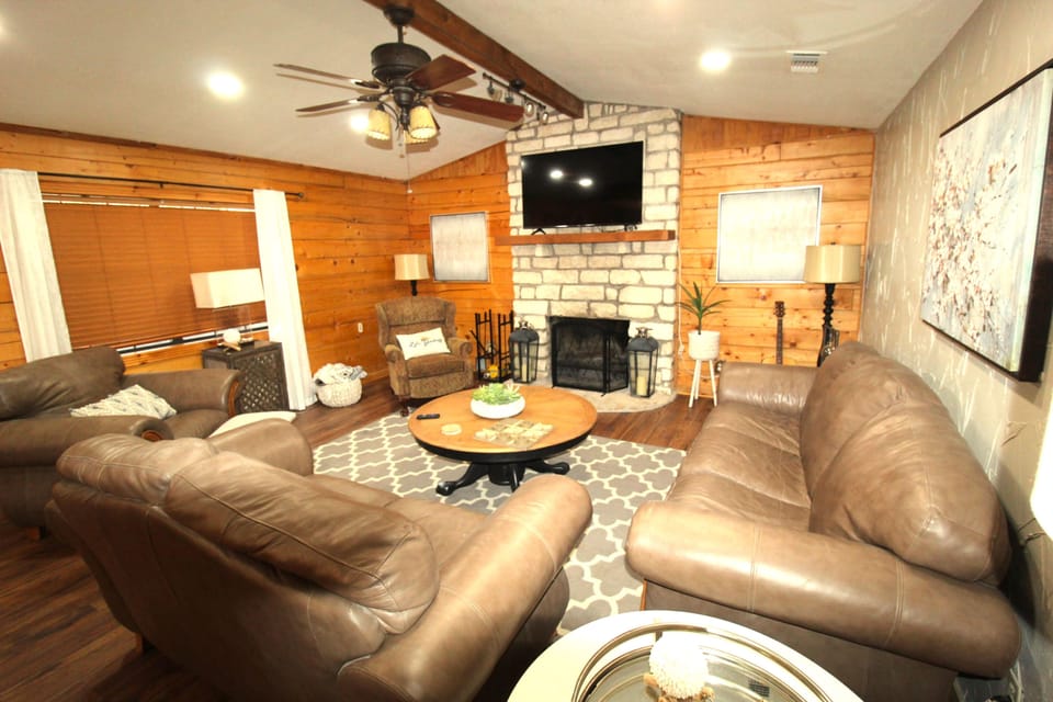 Granbury Home w/ Waterfront Deck: 5 Mi to Downtown House in Granbury
