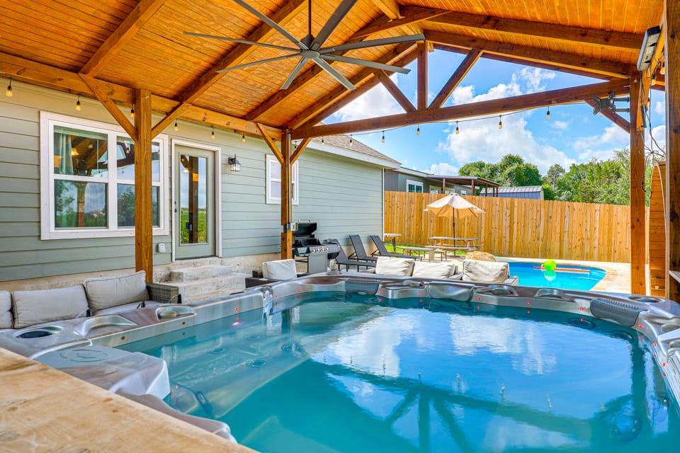 Pool, Spa, Sauna & Arcade! Canyon Lake Home House in Canyon Lake