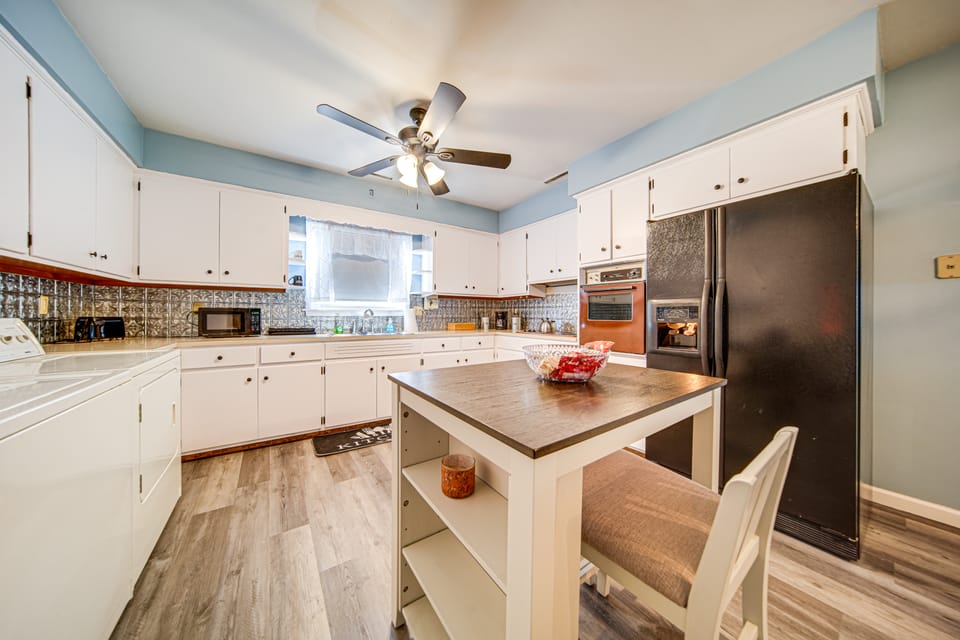 Lake Erie Escape: Family-Friendly Home w/ Patio House in Lake Erie