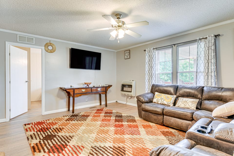 12 Mi to Hot Springs! Home w/ Pet-Friendly Yard House in Buncombe County