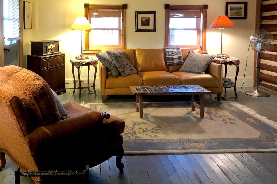 Ozark Crossroads: Historic Calico Rock Cabin House in Arkansas