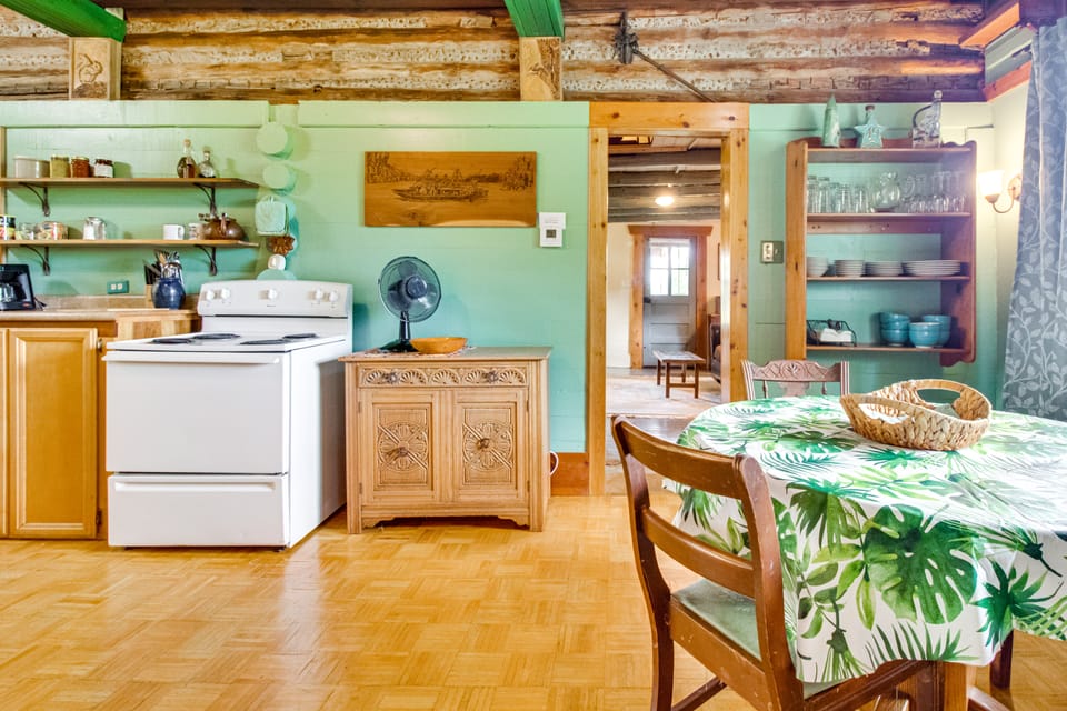 Ozark Crossroads: Historic Calico Rock Cabin House in Arkansas