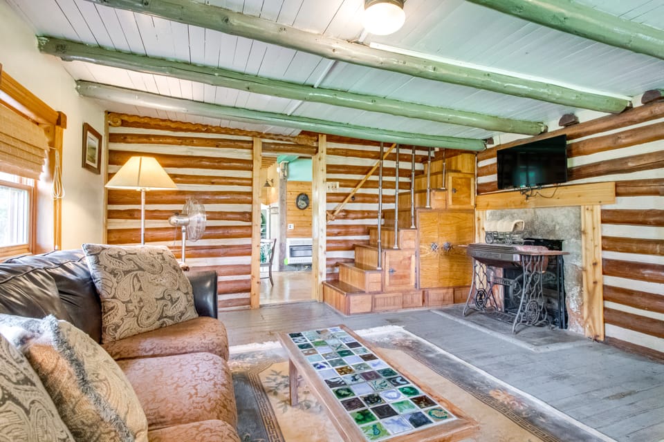 4 Mi to Historic District: Calico Rock Cabin! House in Arkansas