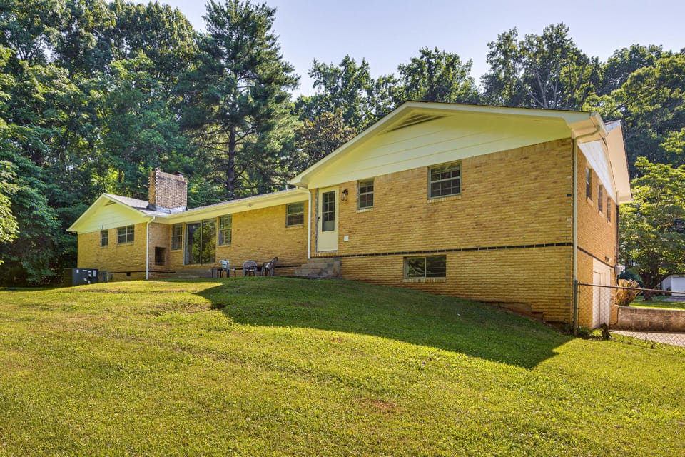 Spacious Yard! Family-Friendly Huntsville Home House in Huntsville