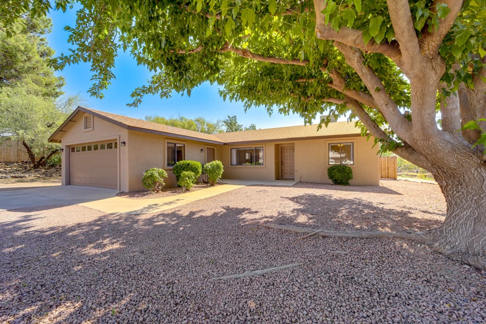 3 Mi to Old Town Cottonwood: Sunny Home w/ BBQ House in Cottonwood