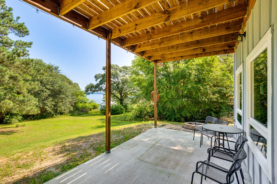 Frankston Vacation Rental: Walk to Lake Palestine! House in Texas